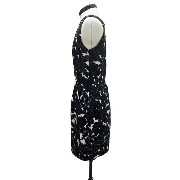 OSCAR DE LA RENTA 10 BLACK AND WHITE FLORAL STRETCH SILK SLEEVELESS SHIFT DRESS - Picture 5 of 6